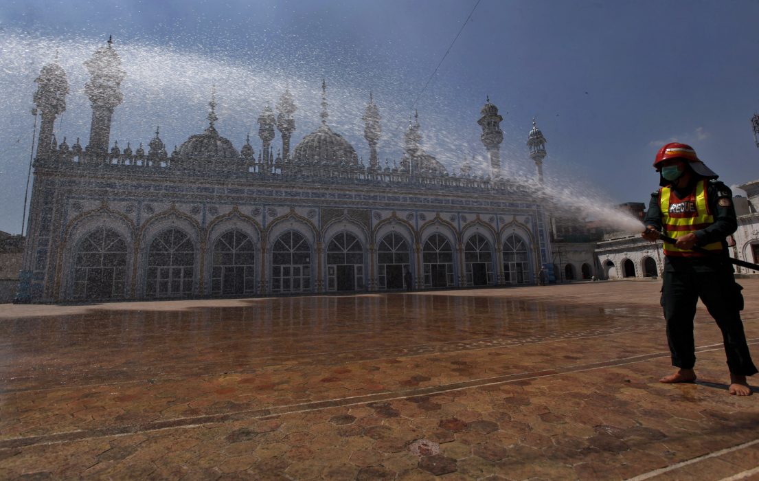 I Rawalpindi i Pakistan desinficeras hela moskéer.