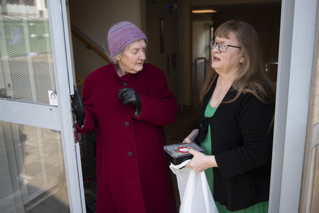 Personer som är isolerade på grund av coronaviruset tar emot matlådor av Stadsmissionen.