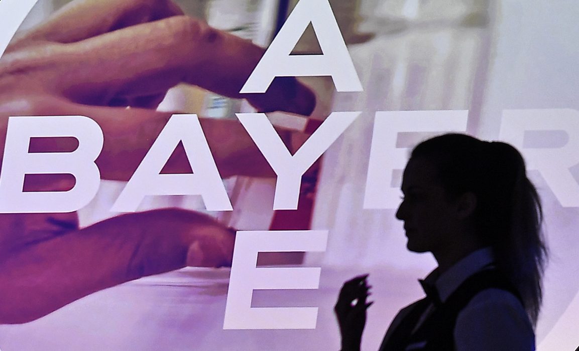 Bayer köpte Monsanto 2018, trots omfattande kritik mot företaget och farhågor om att pågående rättstvister kring dess produkter skulle komma att belasta Bayer.