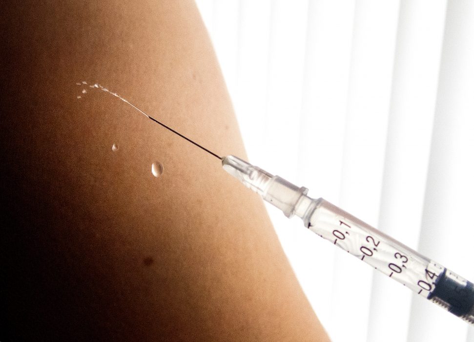 Alla som behöver måste få tillgång till vaccin och behandling, oavsett hur mycket pengar man har i plånboken, argumenterar Läkare utan gränser.