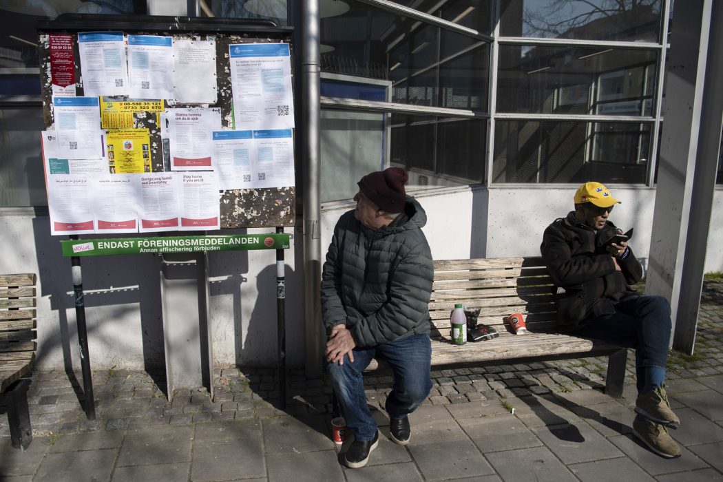 Information om coronaviruset och Covid-19 på flera språk, som har satts upp av stadsdelsnämnden i Husby.