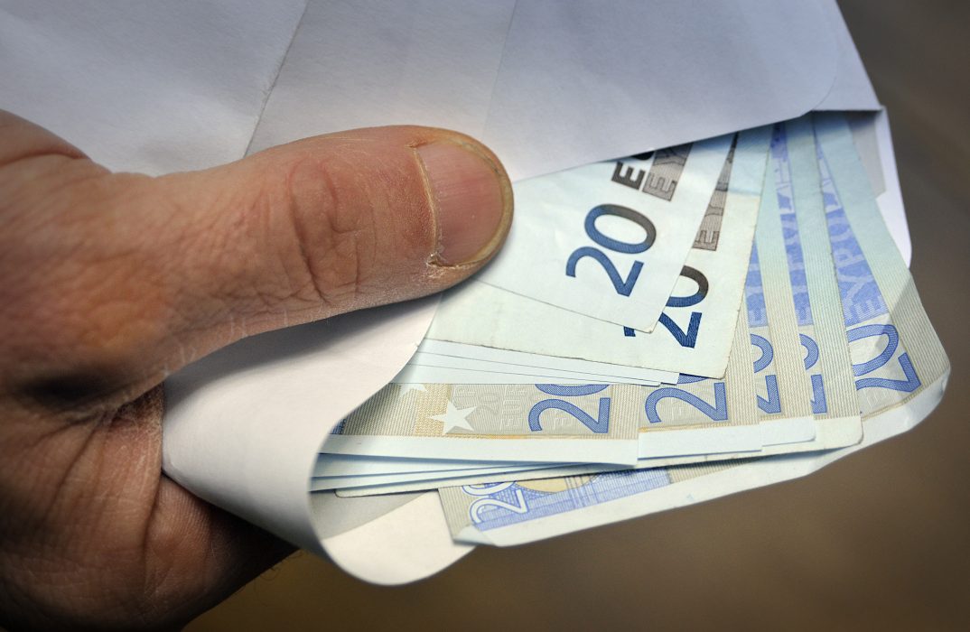 Basinkomst innebär att alla medborgare i ett land får en summa pengar utbetald från staten, enligt en ”lika till alla”-princip.