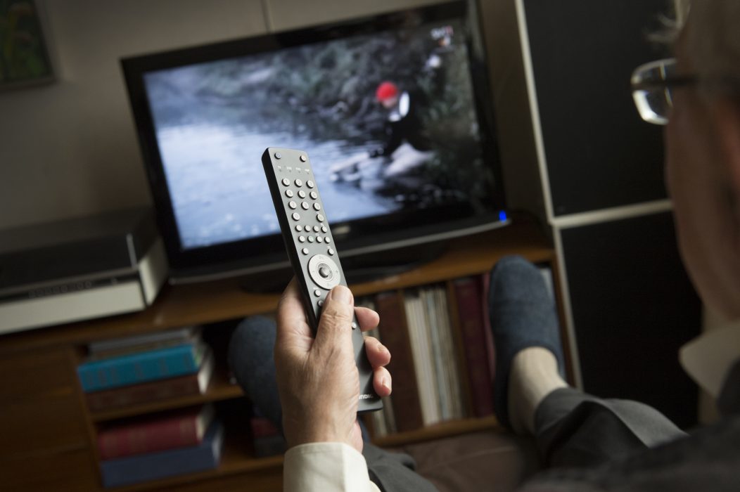 "Mentalt passivt" sittande, som tv-tittande, innebär en större risk för hälsan än "mentalt aktivt" som att lösa korsord, enligt forskarna.