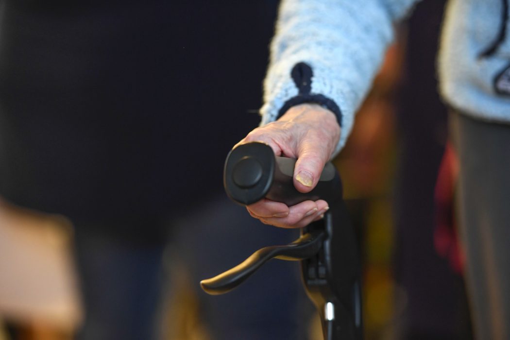 Dator och smart mobiltelefon kan vara värdefulla verktyg för att bryta de äldres isolering.