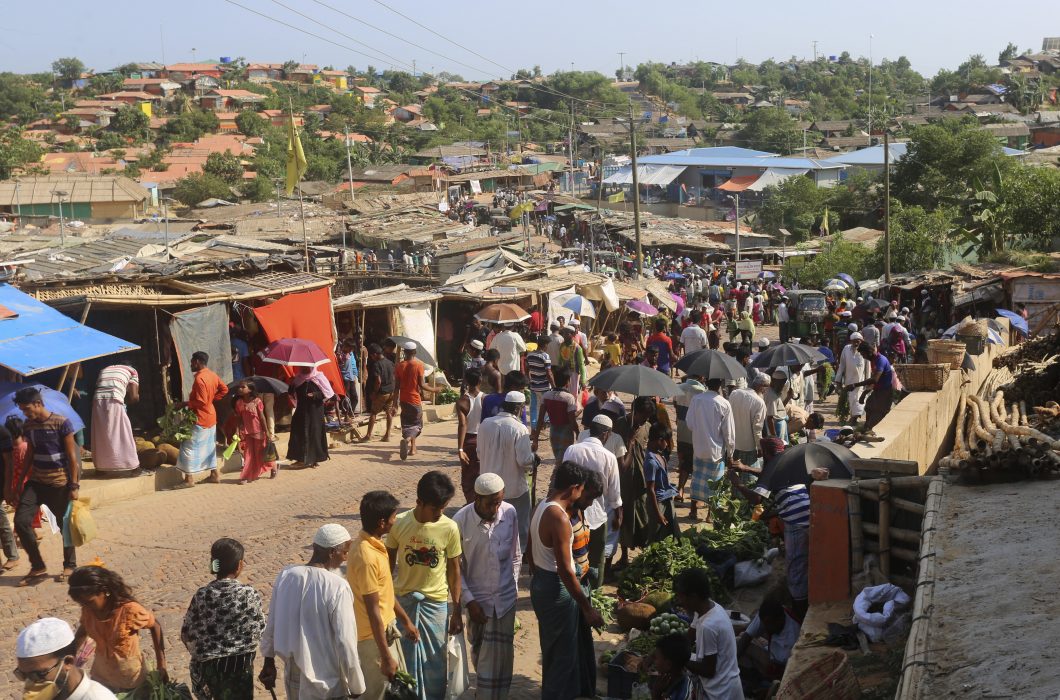 Rohingyer från Myanmar köar för mat i ett flyktingläger i Cox's Bazar i Bangladesh i maj.