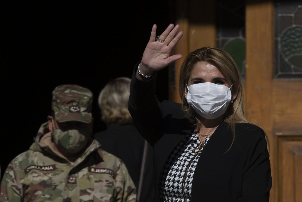 Bolivias interimspresident Jeanine Áñez anklagas för att använda coronaviruset som förevändning att skjuta på valet.