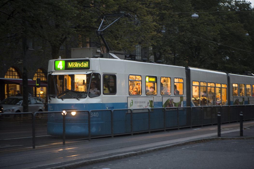 Förutom att det relativt sett kostar mer för låginkomsttagare, är kollektivtrafiken sämre anpassad för dem som arbetar kvällar, nätter och helger.