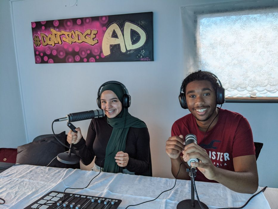 Minna Alhassani och Abdulsamad Ahmed i studion.