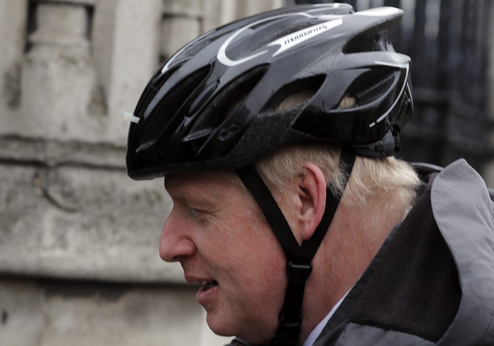 Storbritanniens premiärminister Boris Johnson slår ett slag för cyklingen som ett sätt att motverka övervikten och ohälsan.