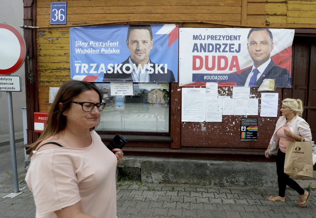 Warszwaborgmästaren Rafal Trzaskowski utmanar Andrzej Duda om presidentmakten i Polen.