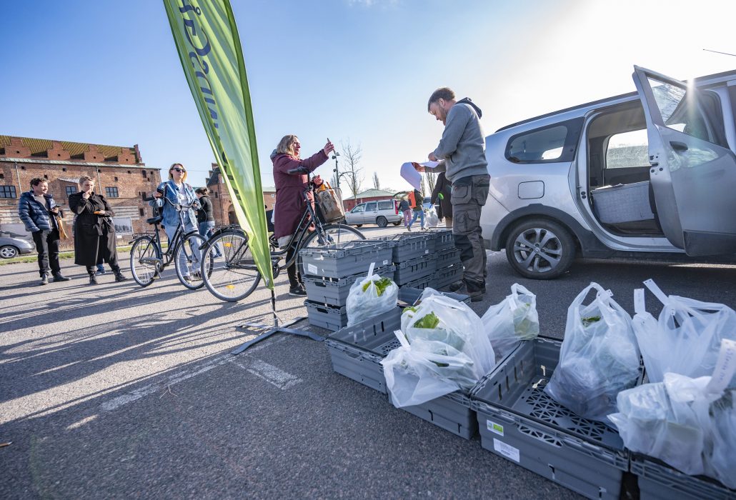 Utlämning av matvaror i en reko-ring med social distansering i april i Malmö.