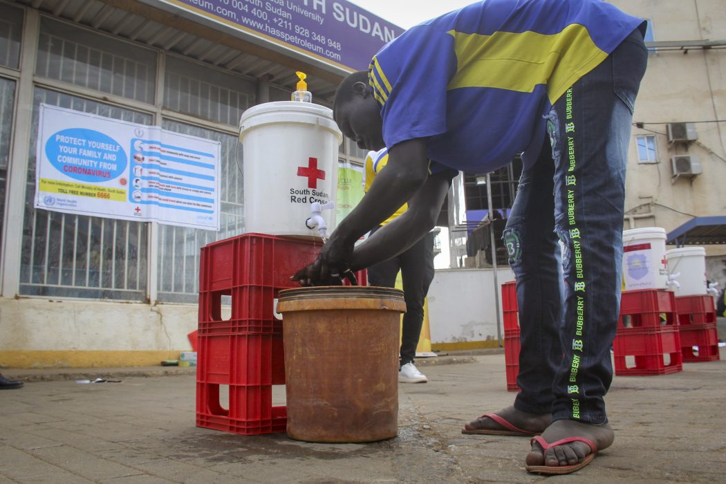 En man i Sudan tvättar händerna för att hindra spridningen av coronaviruset.