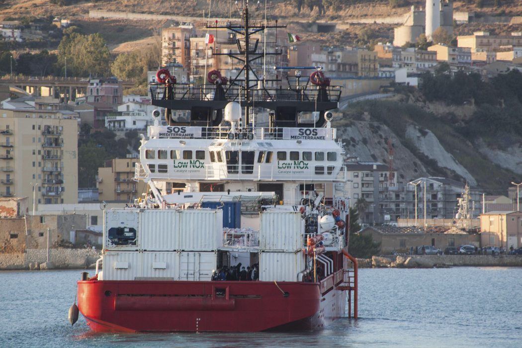 Ocean Viking vid hamnen i sicilianska Porto Empedocle på måndagen.
