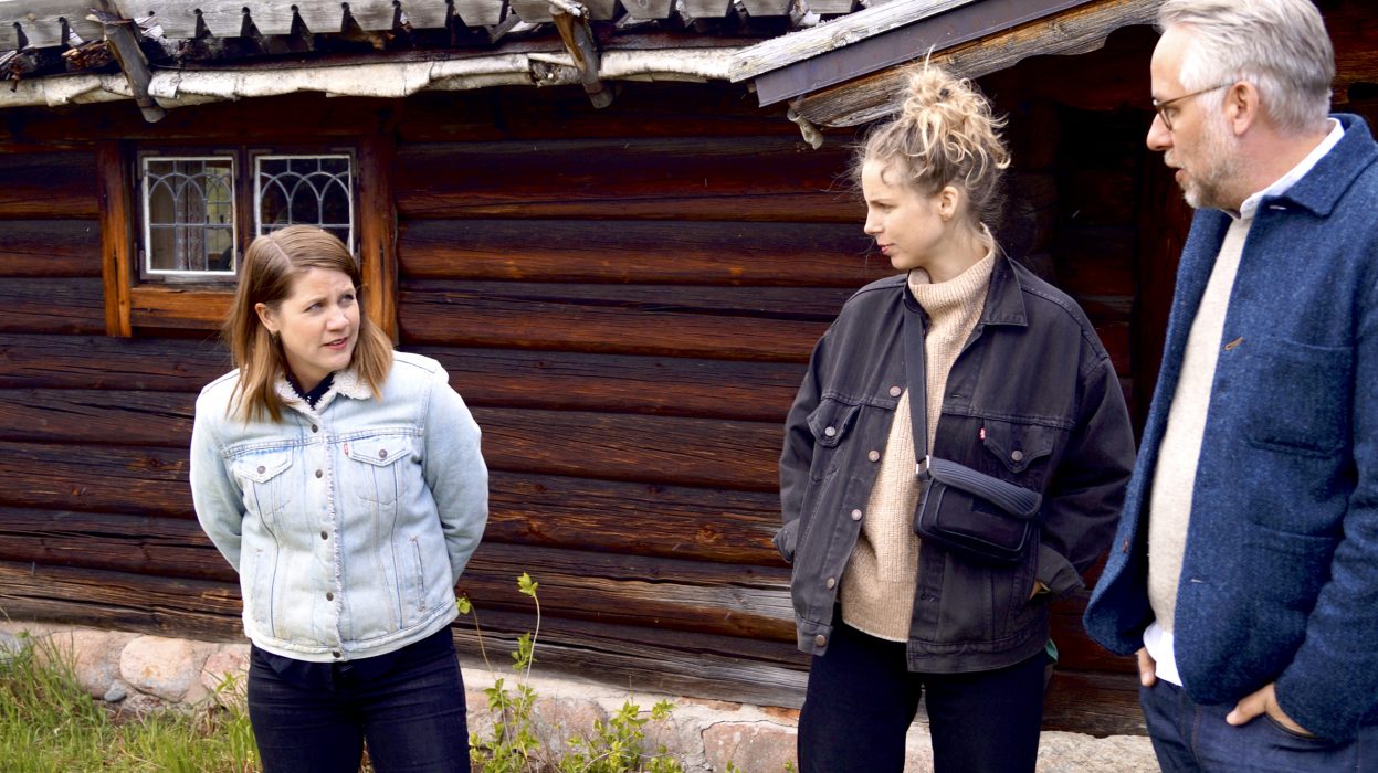 Emma Knyckare, Samantha Ohlanders och Po Tidholm framför Lärkastugan på Sollerön där programserien spelades in.