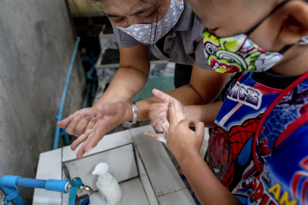 Tillgång till hygienmöjligheter på skolorna måste ingå i länders åtgärder för minska spridningen av coronaviruset, säger Cecilia Chatterjee-Martinsen, WaterAid Sverige.