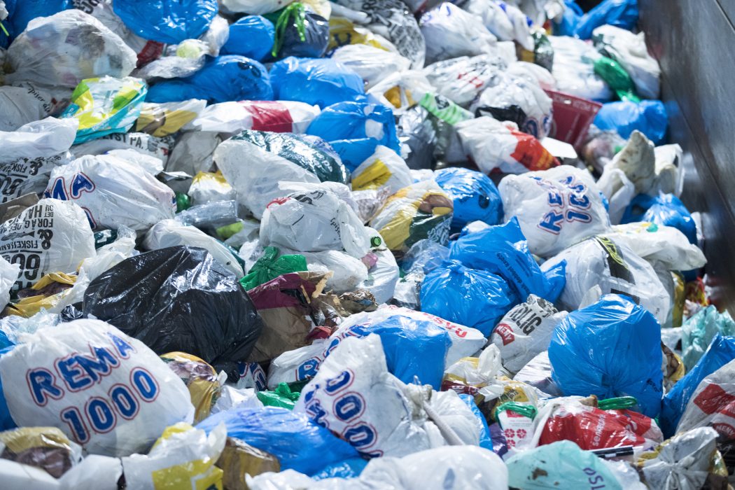 Illegala plasttransporter från Europa och Nordamerika till bland annat Asien är ett ökande problem, varnar Interpol i ny rapport.