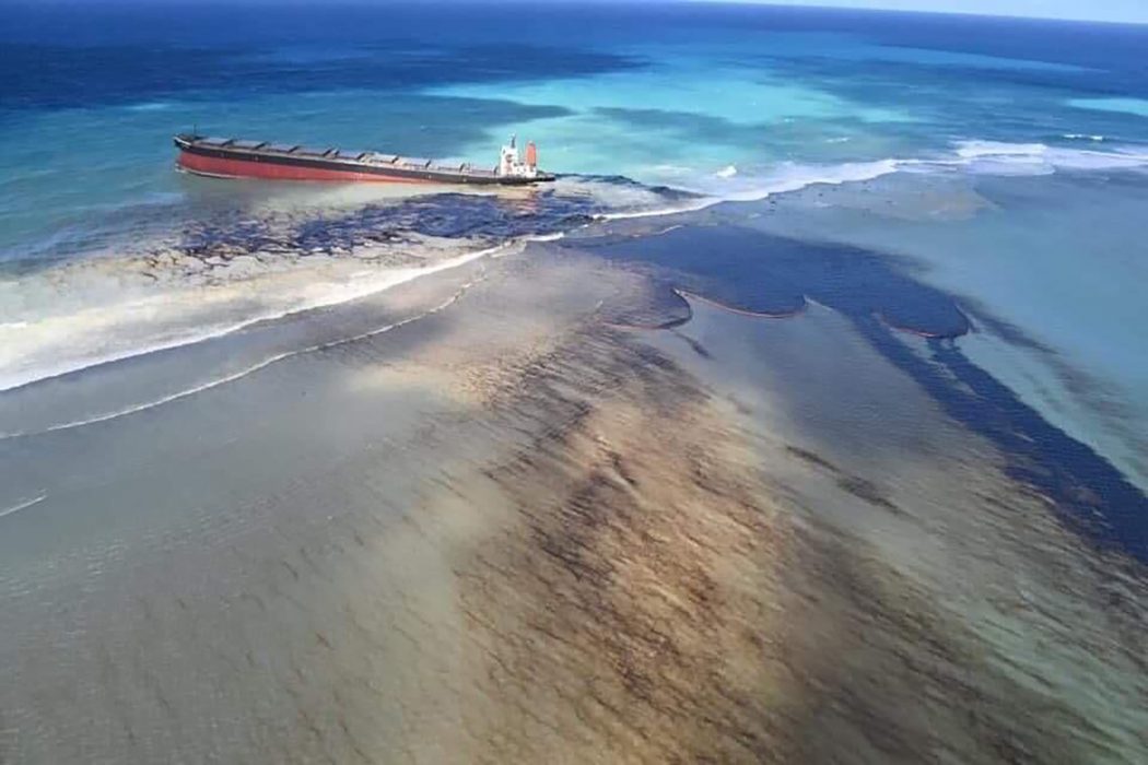 Tiden börjar bli knapp för att bärga de 2 500 ton olja som ännu är kvar på fartyget MV Wakashio som gått på grund i Mauritius.