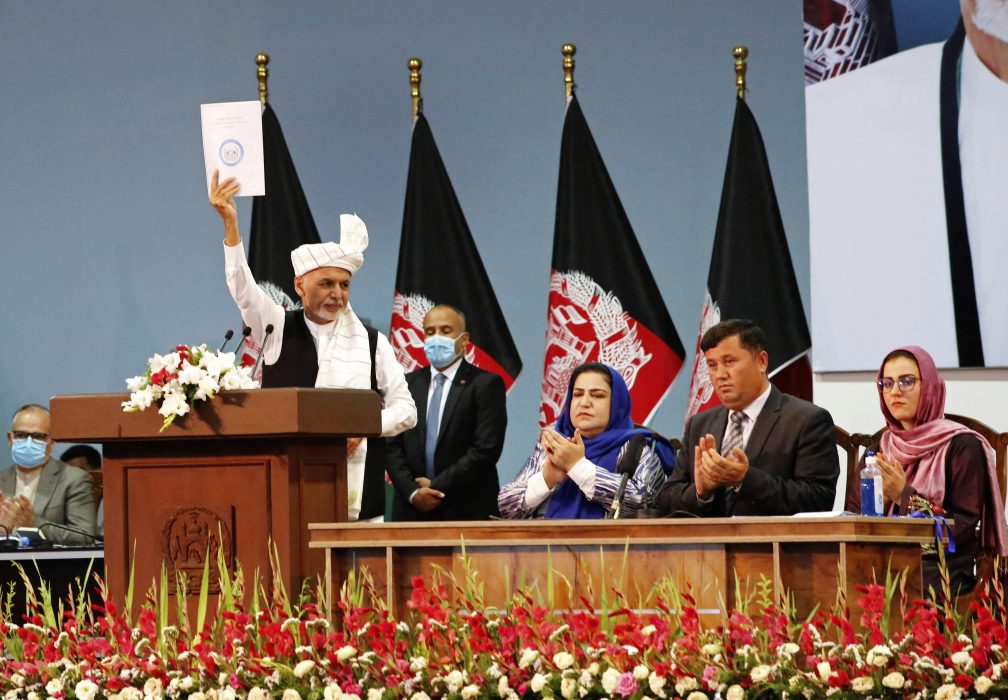 Afghanistans president Ashraf Ghani under den sista dagen av det rådslag som hölls i Kabul i helgen och där grönt ljus gavs till att släppta en sista grupp om 400 talibanfångar för att bana väg för fredssamtal.
