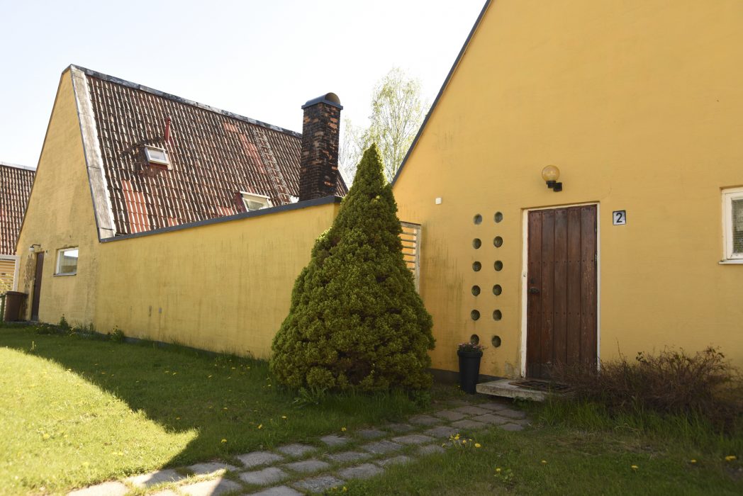 De gula kedjehusen anses vara en arkitektonisk pärla i byn.