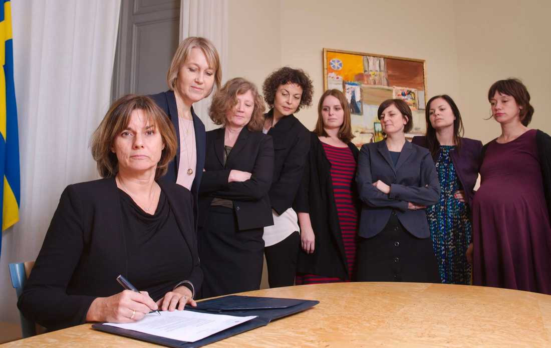 Isabella Lövin undertecknar förslaget till Sveriges nya klimatlag 2017.
