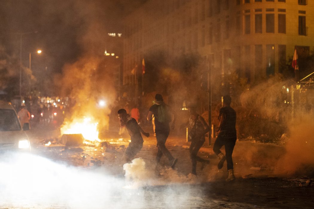 Kravallpolis använde tårgas mot demonstranter i Beirut, Libanon.