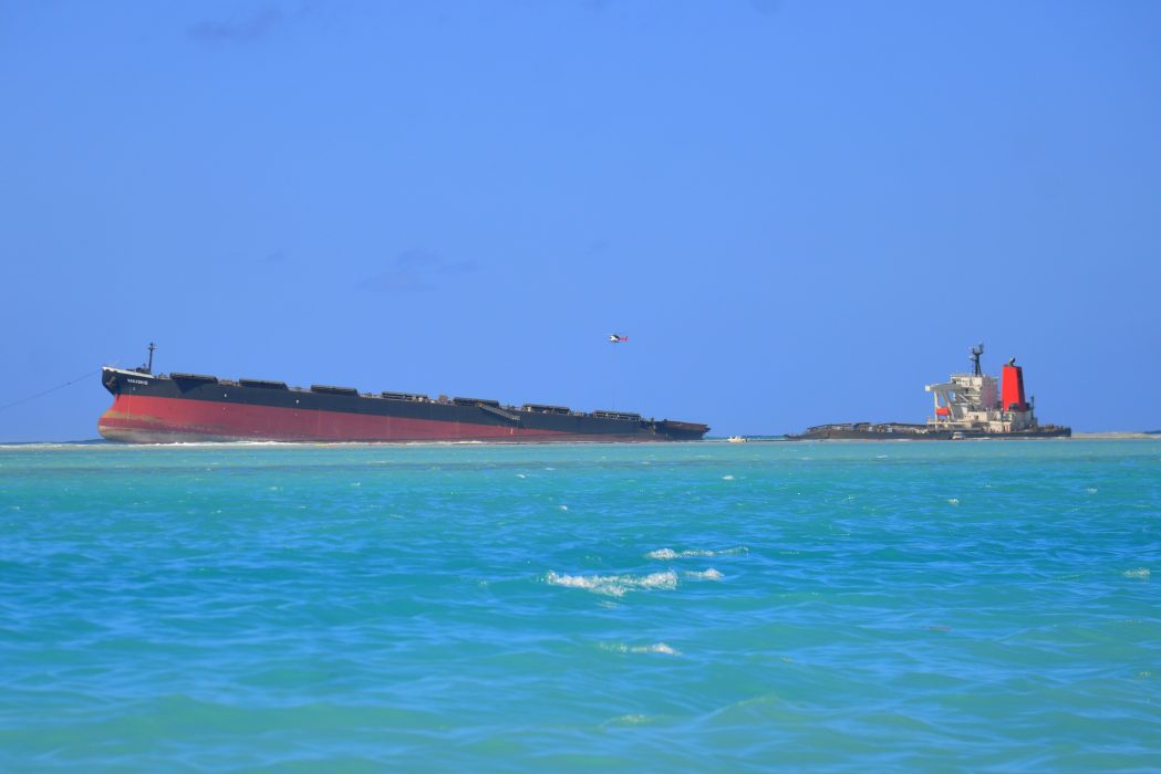Det grundstötta fartyget MV Wakashio utanför Mauritius.