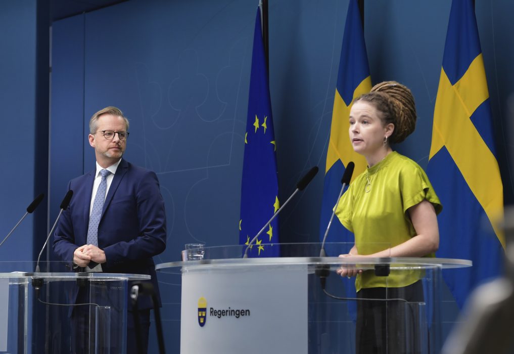 Inrikesminister Mikael Damberg (S) och kulturminister Amanda Lind (MP) meddelar att undantag från 50-regeln kan bli aktuellt för arrangemang med sittande publik, från den 15 oktober om inte smittläget förvärras.