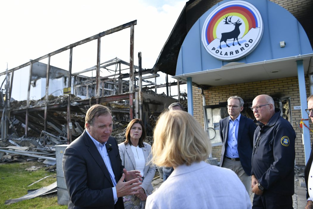 Stefan Löfven och arbetsmarknadsminister Eva Nordmark pratar med vd Anders E Johansson, insatsledare Roger Bohman och Karin Bodin, koncern-vd.
