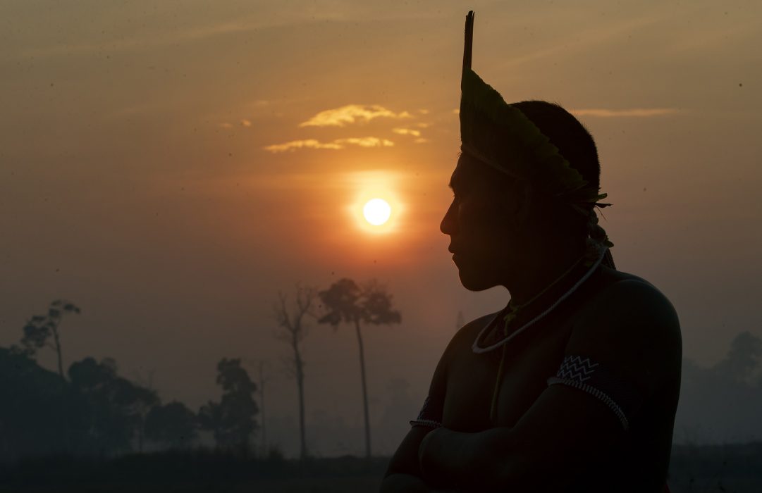 En man från urfolket Kayapo deltar i en protest i delstaten Para i Brasilien i augusti.