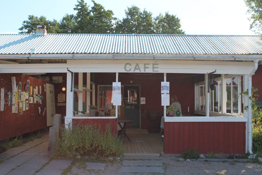Bottnas inköpsförening och Café Olivia delar lokal, alldeles bredvid ligger också Konstnärernas kollektivverkstad.