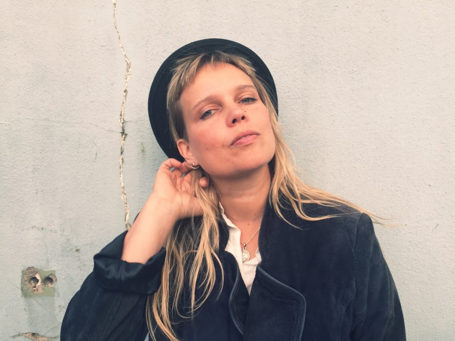 Moa Piraten har hållit på med musik i många år och spelat i allt från begravningsduos till slagverksband.