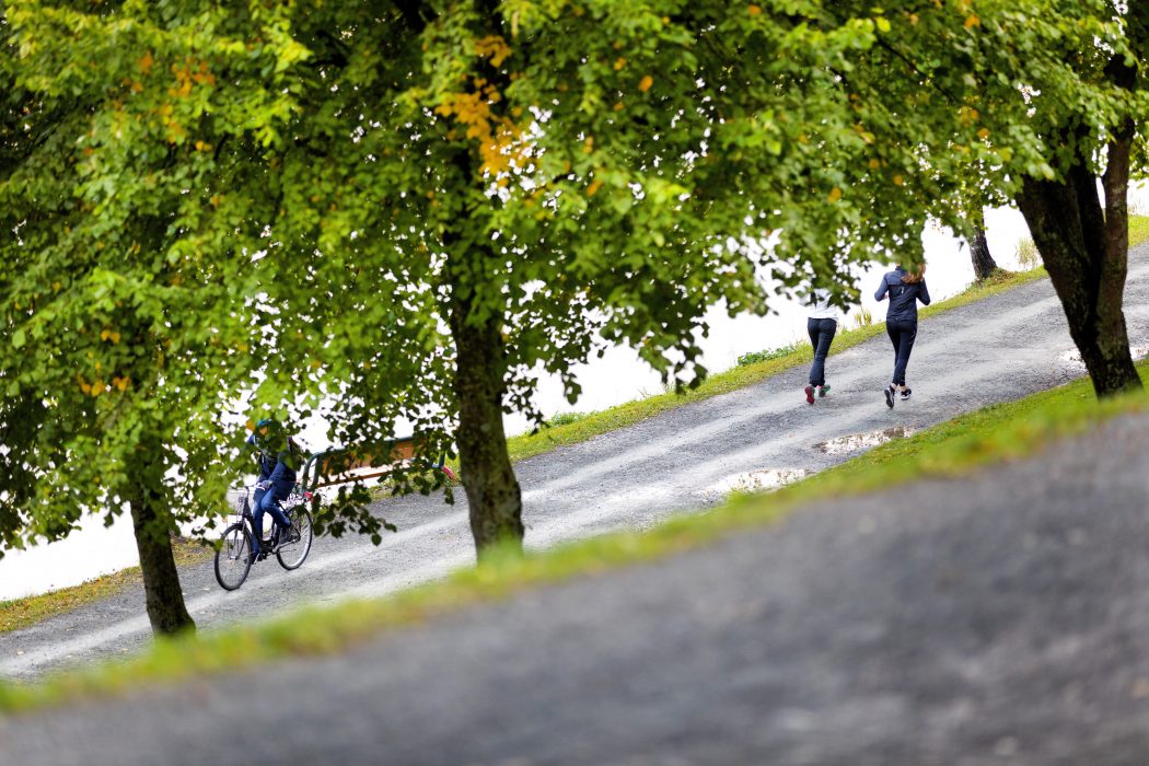 Att bevara sin kondition i vuxen ålder, till exempel genom att jogga eller cykla, minskar risken för högt blodtryck avsevärt.