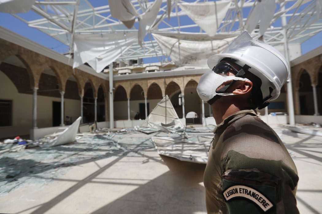 En fransk soldat hjälper till vid uppröjningsarbete vid en skola i Beirut som skadades i explosionen den 4 augusti.