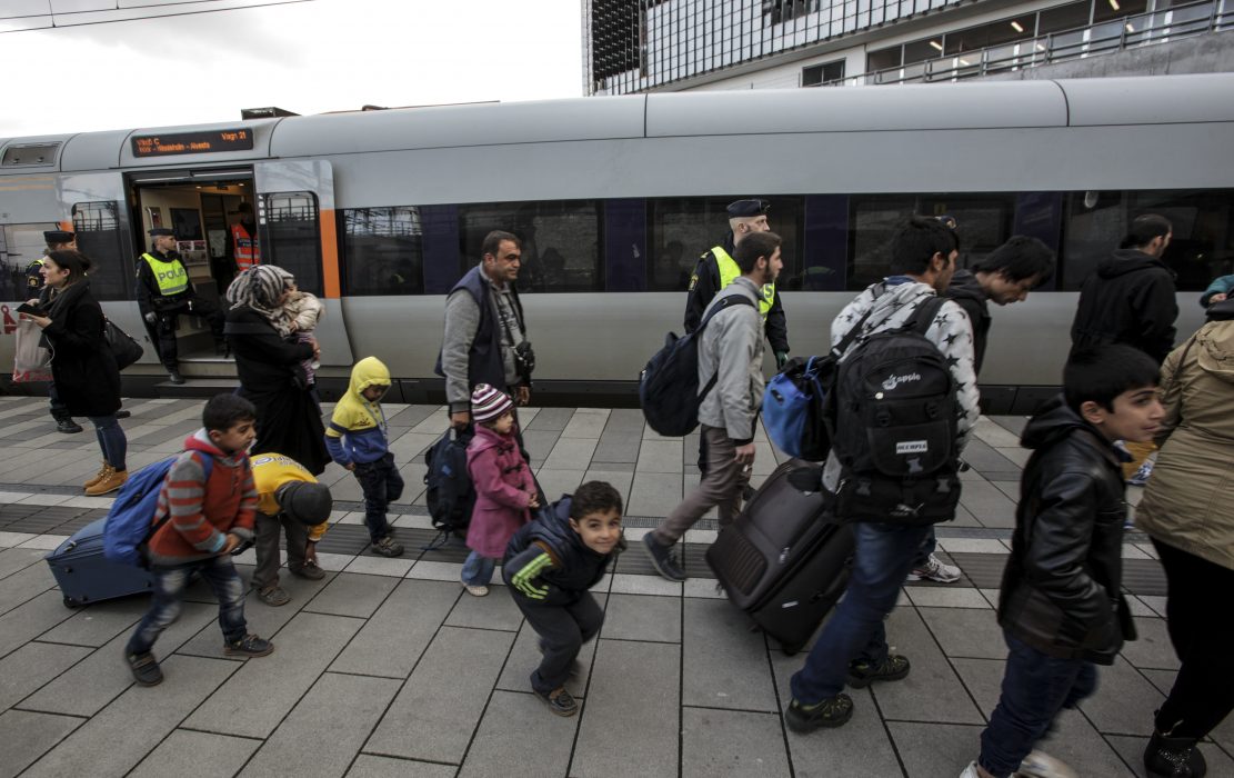 Polispatruller och asylsökanden vid station Hyllie utanför Malmö hösten 2015.