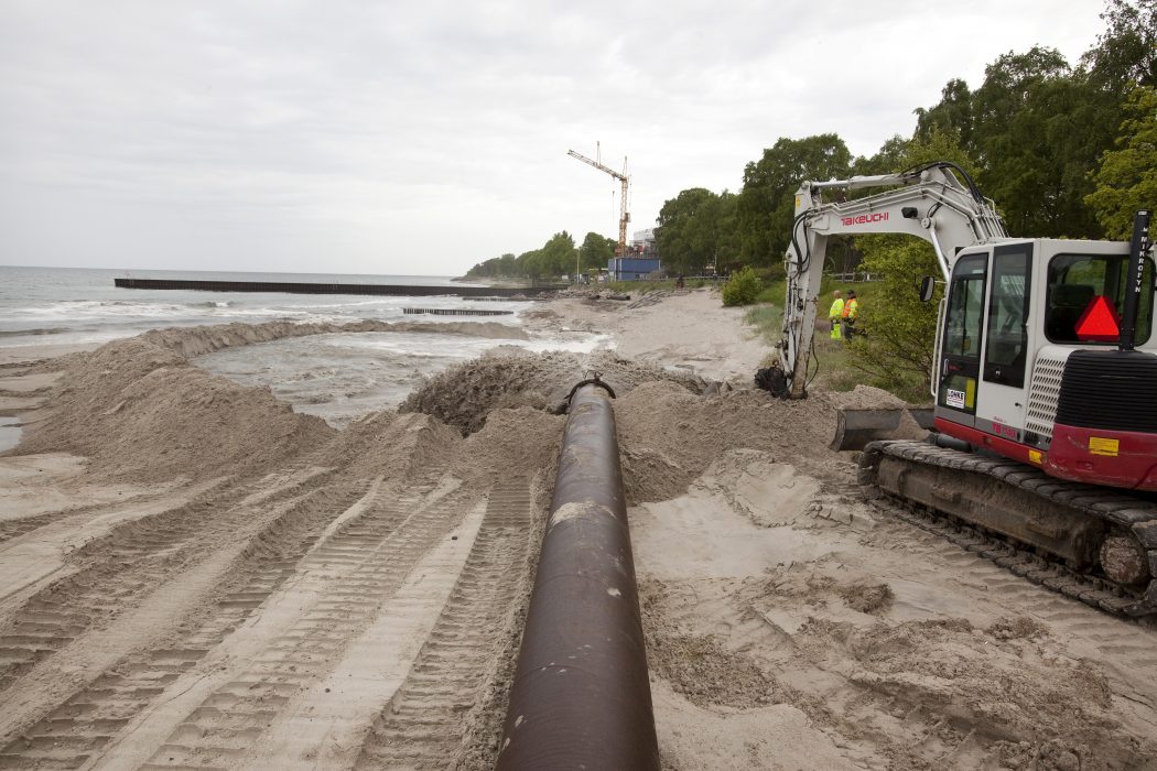 För att rädda de utsatta sandstränderna i Ystad sandskog fylls de på med sand från havsbotten.