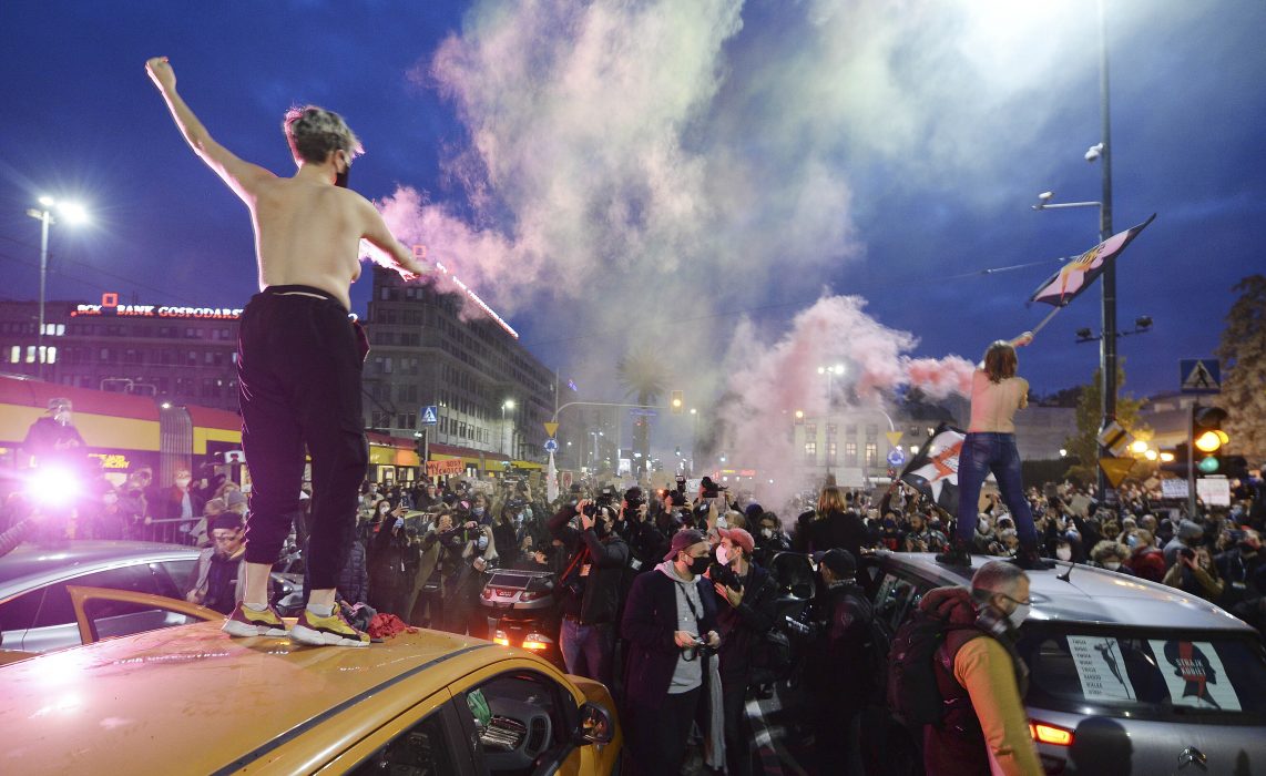 Demonstranter blockerar trafiken i centrala Warszawa.
