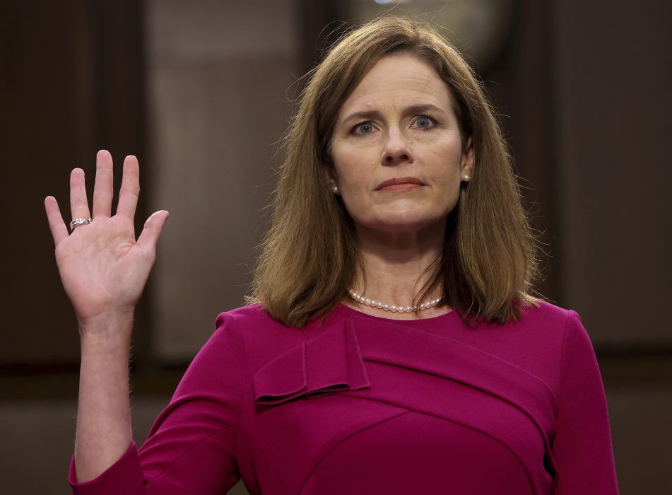 Domarkandidaten Amy Coney Barrett svärs in inför utfrågningen i senatens justitieutskott.