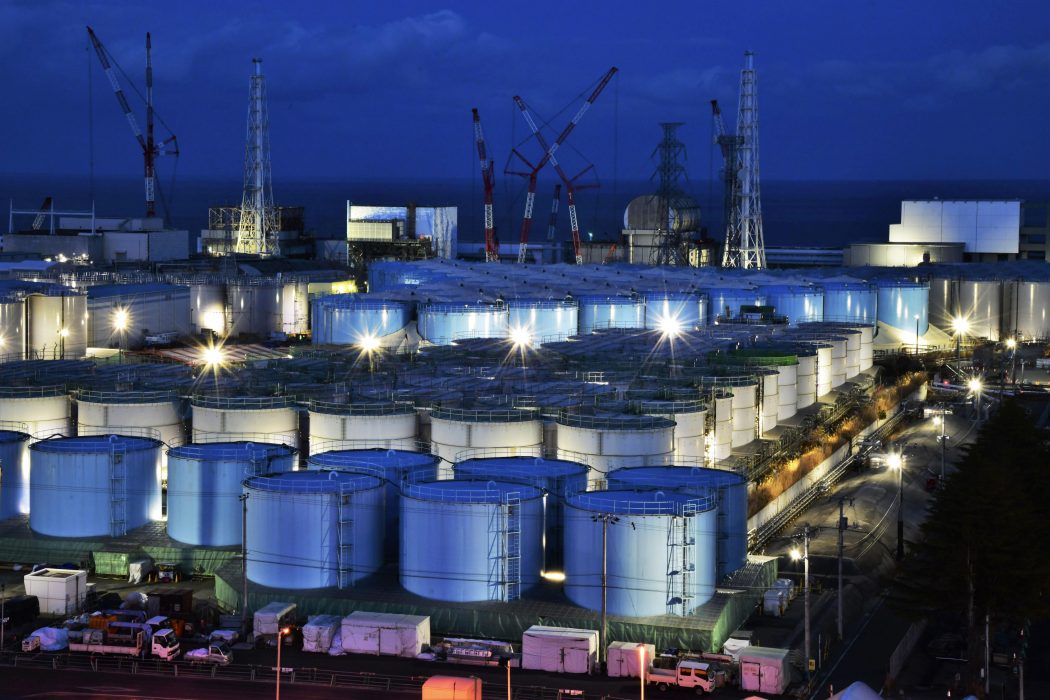 Några av alla de tankar som innehåller vatten från kärnkraftverket i Fukushima.