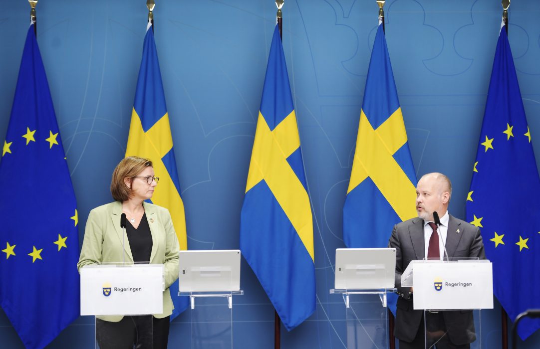 Vice statsminister Isabella Lövin (MP) och justitie- och migrationsminister Morgan Johansson (S).