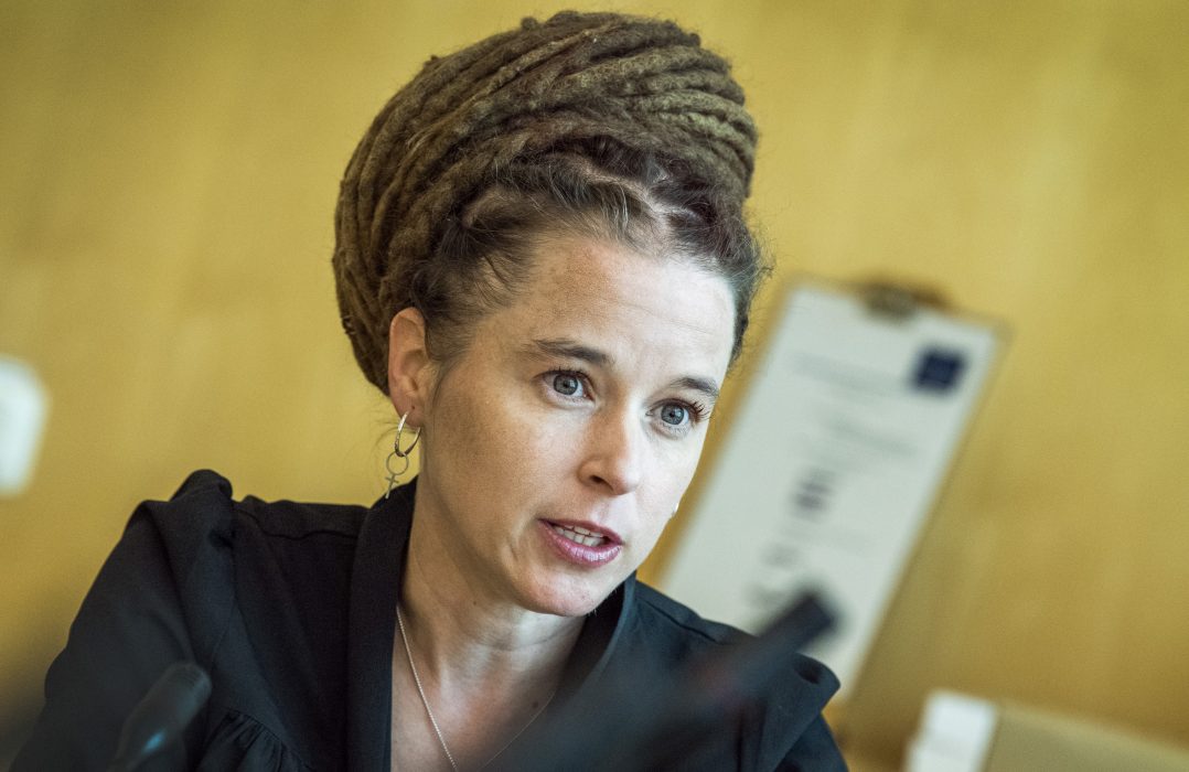 Kultur- och demokratiminister Amanda Lind menar att det nya förslaget till konsultationsordning är en stärkning jämfört med ordinarie samråd som man kan ha i olika frågor.