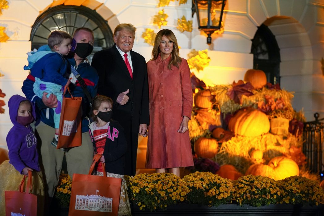 Covid-19 innebär ett bakslag för Halloween i år, men  de som saknar skräckfyllda upplevelser kan bara vänta till den 3/11 då presidentvalet i USA kanske kan fylla en liknande funktion.
