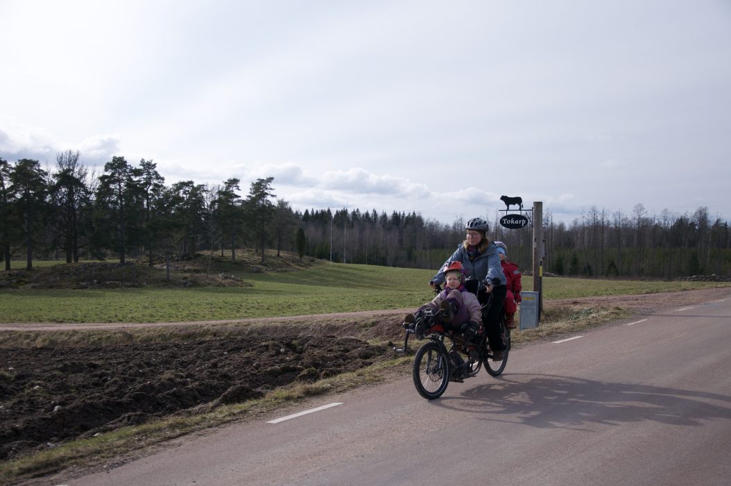 Matilda Forsärla och hennes barn Gro (på pakethållaren) och Frej (framtill).