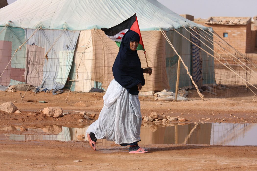 Kvinna med västsahariska flaggan i flyktinglägret Laayoune nära gränsen till Algeriet.