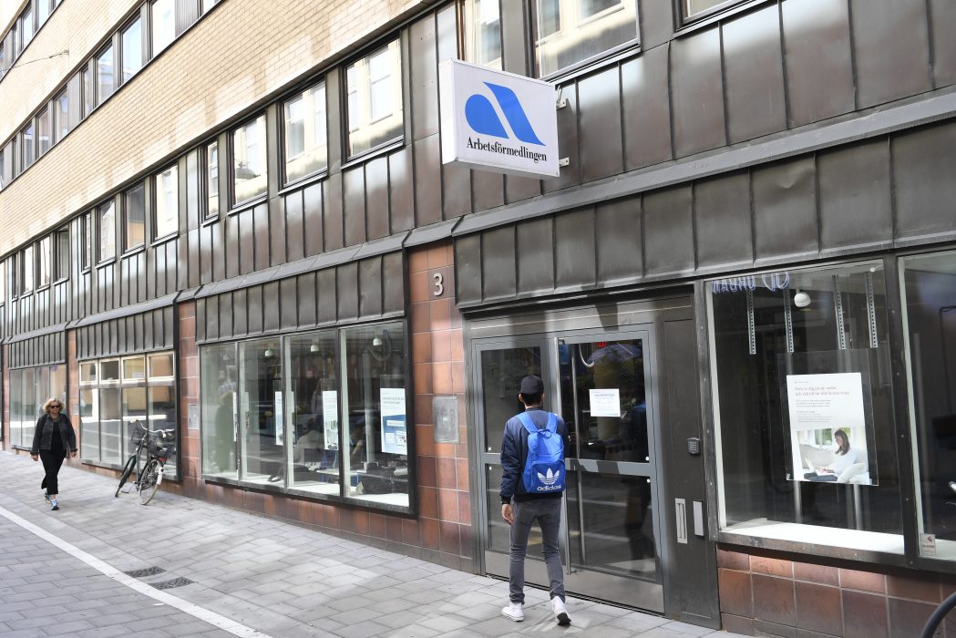 För de flyktingar som kom till Sverige 2015 har det varit lättare att hitta jobb för dem som bosatt sig på landsbygden än för dem som bor nära stan.