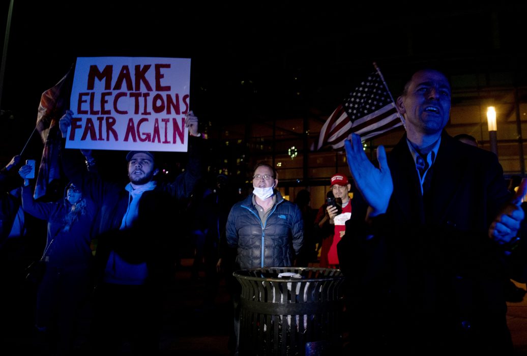 Trumpanhängare utanför en rösträkningslokal i Detroit, Michigan under torsdagskvällen.