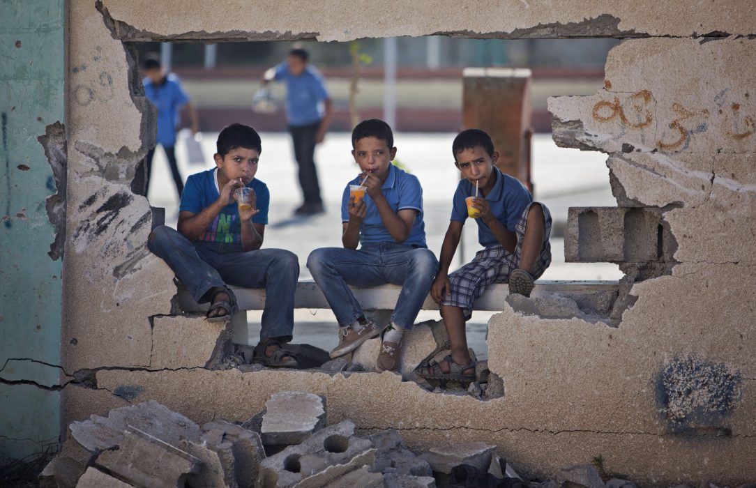 Majoriteten av de palestinska barn som fängslas av israeliska styrkor blir bortförda från sina hem nattetid och bakbundna med ögonbindel.