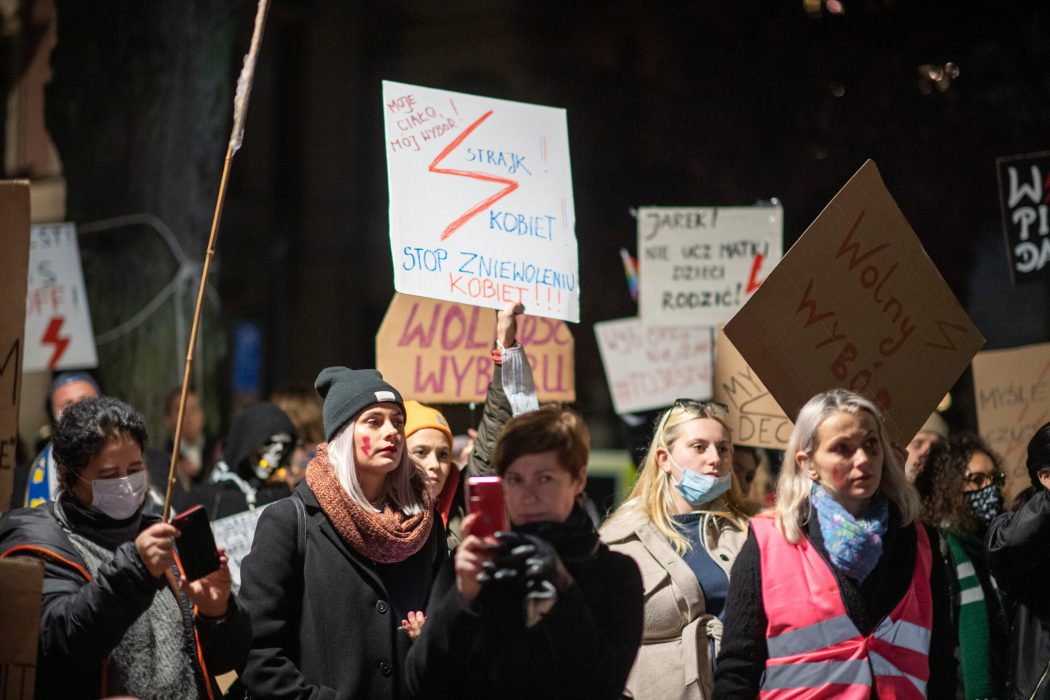 Omfattande demonstrationer har genomförts i Polen och internationellt mot en dom i abortfrågan i Polen.