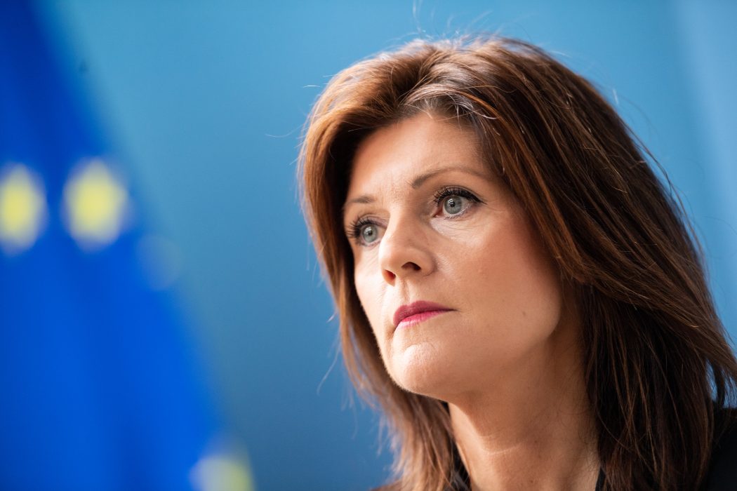Arbetsmarknadsminister Eva Nordmark (S) balanserar på slak lina om LO:s roll.