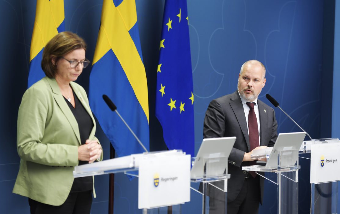 Vice statsminister Isabella Lövin (MP) och migrationsminister Morgan Johansson (S) när de i oktober bland annat presenterade de nya reglerna för ensamkommande.