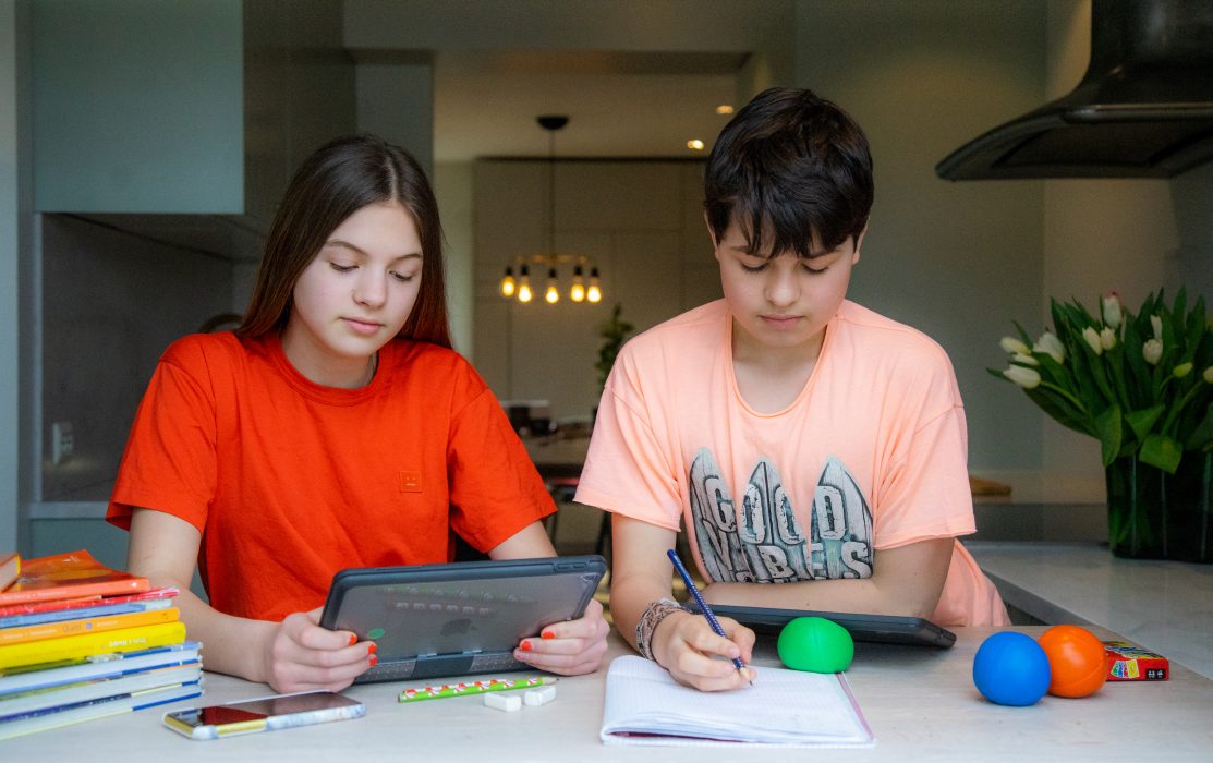 Trots att ungdomar med utländsk bakgrund ofta förknippas med låga resultat i skolan visar en ny avhandling att de ofta är mer studiemotiverade än barn med inrikesfödda föräldrar.